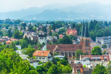 Bregenz 'in havadan görünüşü kutsal duyma kilisesinin egemenliğinde.