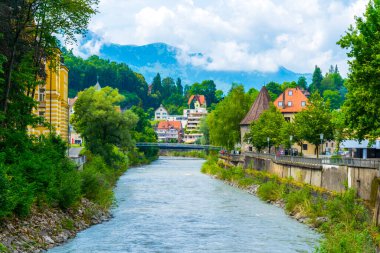 Rhein nehri Bodensee 'ye giderken Avusturya kasabasından geçiyor..