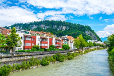 Rhein nehri Bodensee 'ye giderken Avusturya kasabasından geçiyor..