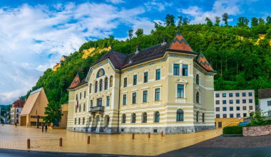 Vaduz, Lihtenştayn 'daki Guttenberg kalesi, eski ve yeni parlamento binası manzarası.