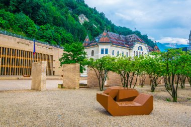 Vaduz 'daki eski ve yeni parlamentoya yakınlardaki bir bahçeden bakıldı