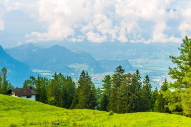 Bulutlu bir günde Lihtenştayn 'ın doğası