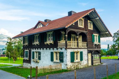 Schaan, Lihtenştayn yakınlarındaki geleneksel mimari tarzına göre inşa edilmiş güzel ahşap bir ev.