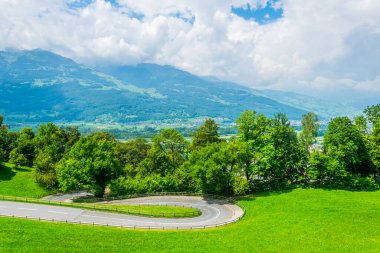 Lihtenştayn 'da virajlı bir yol görüntüsü
