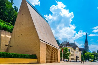 St. Florin Katedrali, Vaduz 'daki eski ve yeni parlamento