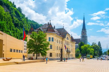 St. Florin Katedrali, Vaduz 'daki eski ve yeni parlamento