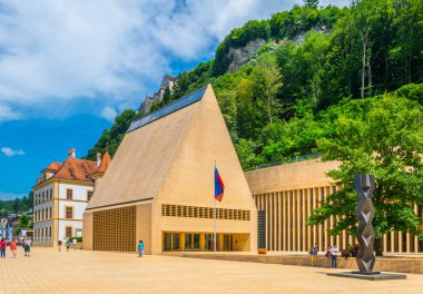 Vaduz, Lihtenştayn 'daki yeni parlamento binası ve guttenberg kalesi manzarası.