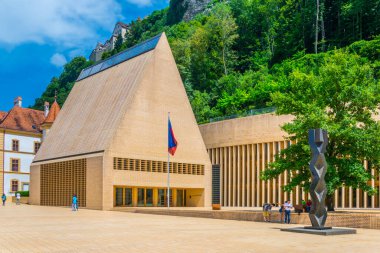 Vaduz, Lihtenştayn 'daki yeni parlamento binası ve guttenberg kalesi manzarası.