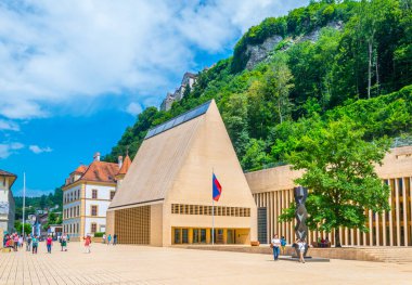 Vaduz, Lihtenştayn 'daki yeni parlamento binası ve guttenberg kalesi manzarası.