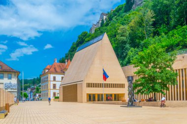 Vaduz, Lihtenştayn 'daki yeni parlamento binası ve guttenberg kalesi manzarası.