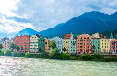 Renkli evler, Avusturya Inn Nehri'nin kıyısında.