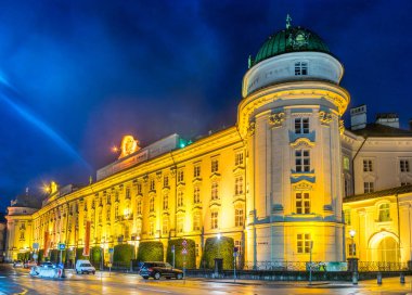 Innsbruck, Avusturya 'daki aydınlanmış Hofburg' un gece görüşü.