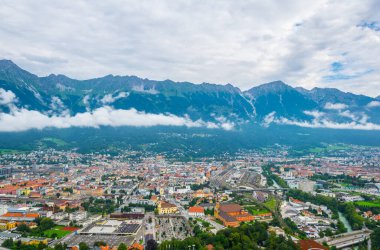Avusturya 'nın Innsbruck kentinin hava görüntüsü