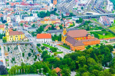 Avusturya 'nın Innsbruck kentindeki Stift Wilten Manastırı' nın havadan görünüşü.