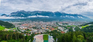Bergisel kayakla atlama stadyumundan Avusturya kentinin hava manzarası.