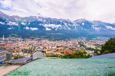 Avusturya 'nın Innsbruck kasabasına bakan Bergisel kayak atlama stadyumunun manzarası.