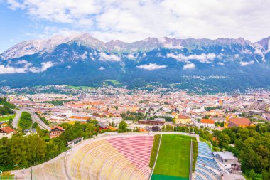 Avusturya 'nın Innsbruck kasabasına bakan Bergisel kayak atlama stadyumunun manzarası.