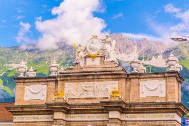 Avusturya 'nın Innsbruck kentinde arka planda Alpler ile Zafer Manzarası.