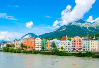 Renkli evler, Avusturya Inn Nehri'nin kıyısında.