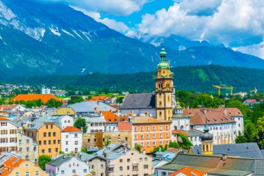 Hasegg şatosunun tepesinden Avusturya 'nın Tirol kentindeki Hall' un havadan görünüşü.