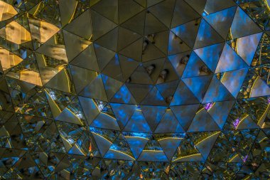 Swarovski kristalleri kullanılarak repetatif geometrik şekillerin metalik arkaplanı.