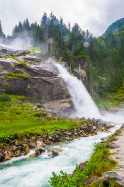 Avusturya 'daki en yüksek şelale olan Krimmml Şelalesi manzarası.