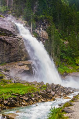 Avusturya 'daki en yüksek şelale olan Krimmml Şelalesi manzarası.