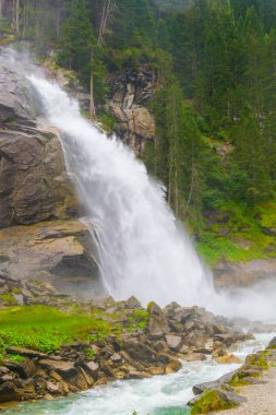 Avusturya 'daki en yüksek şelale olan Krimmml Şelalesi manzarası.
