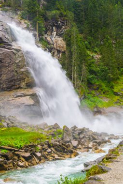 Avusturya 'daki en yüksek şelale olan Krimmml Şelalesi manzarası.