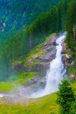Avusturya 'daki en yüksek şelale olan Krimmml Şelalesi manzarası.