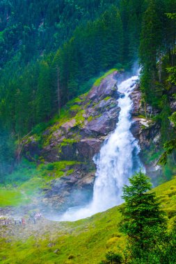 Avusturya 'daki en yüksek şelale olan Krimmml Şelalesi manzarası.