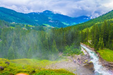 Avusturya 'daki en yüksek şelale olan Krimmml Şelalesi manzarası.