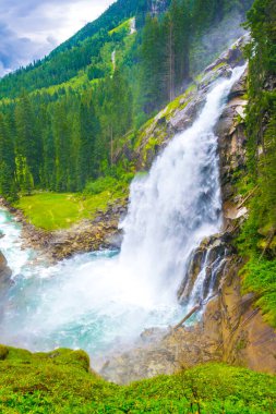 Avusturya 'daki en yüksek şelale olan Krimmml Şelalesi manzarası.