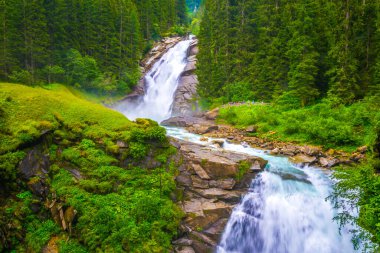 Avusturya 'daki en yüksek şelale olan Krimmml Şelalesi manzarası.