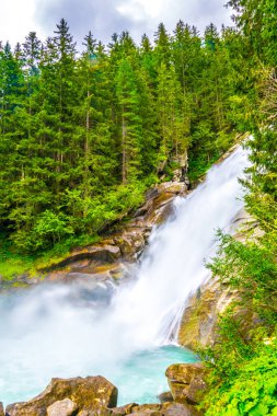 Avusturya 'daki en yüksek şelale olan Krimmml Şelalesi manzarası.