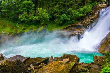 Avusturya 'daki en yüksek şelale olan Krimmml Şelalesi manzarası.