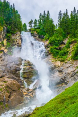 Avusturya 'daki en yüksek şelale olan Krimmml Şelalesi manzarası.