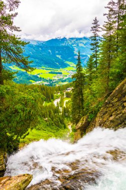 Avusturya 'daki en yüksek şelale olan Krimmml Şelalesi manzarası.