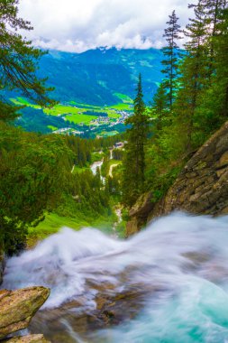 Krimmler 'in altındaki Krimmmml köyünün havadan görünüşü Avusturya Alpleri, Avrupa' daki şelaleler gibiydi..