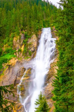 Avusturya 'daki en yüksek şelale olan Krimmml Şelalesi manzarası.