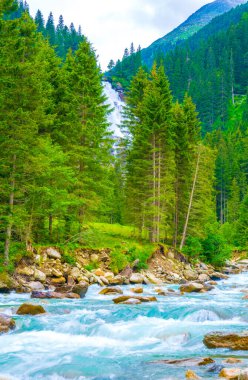 Avusturya 'daki en yüksek şelale olan Krimmml Şelalesi manzarası.