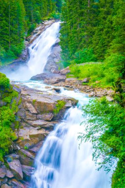 Avusturya 'daki en yüksek şelale olan Krimmml Şelalesi manzarası.