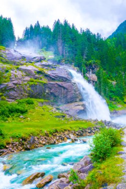 Avusturya 'daki en yüksek şelale olan Krimmml Şelalesi manzarası.