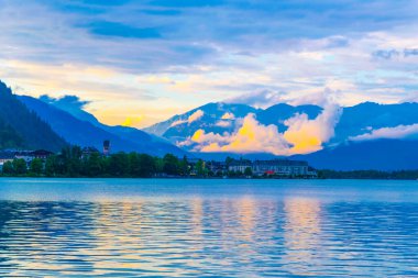 Zell am. Gün batımında Zeller Gölü 'nün yanındaki Avusturya' ya bakın..