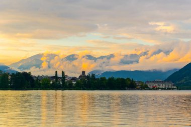 Zell am. Gün batımında Zeller Gölü 'nün yanındaki Avusturya' ya bakın..