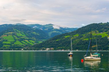 Zell am yakınlarında gün batımında Zeller Gölü manzarası..
