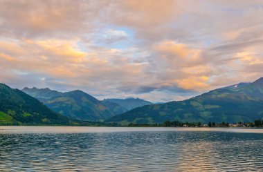 Zell am yakınlarında gün batımında Zeller Gölü manzarası..