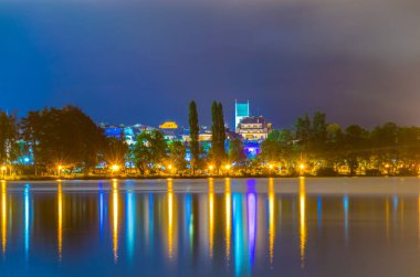 Aydınlatılmış Zell am 'in gece panoramik görüntüsü Avusturya' da kenti gösteriyor.