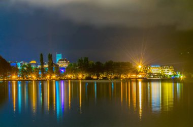 Aydınlatılmış Zell am 'in gece panoramik görüntüsü Avusturya' da kenti gösteriyor.