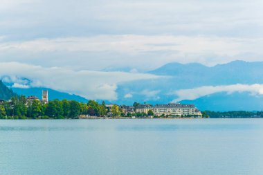Zell am. Güneş doğarken Zeller Gölü 'nün yanındaki Avusturya' ya bakın..